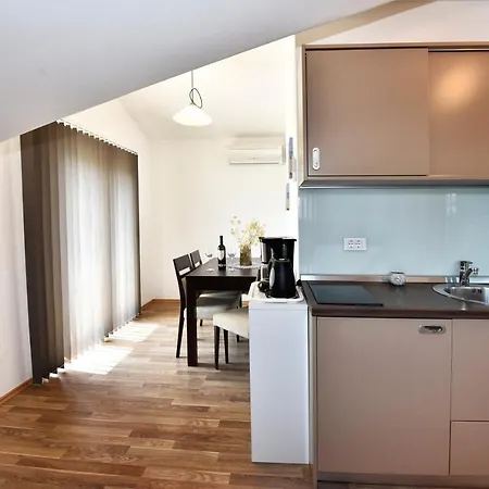 House Tomic For Max 22 Persons Maj 波雷奇