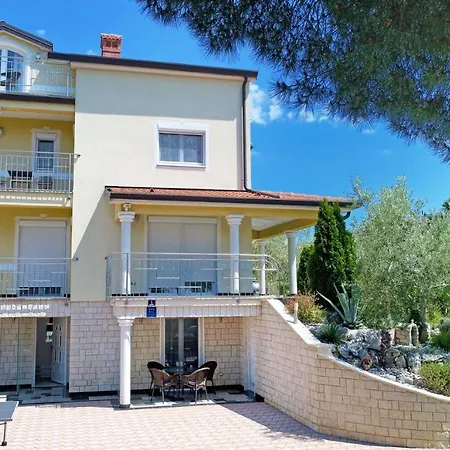 House Tomic For Max 22 Persons Maj