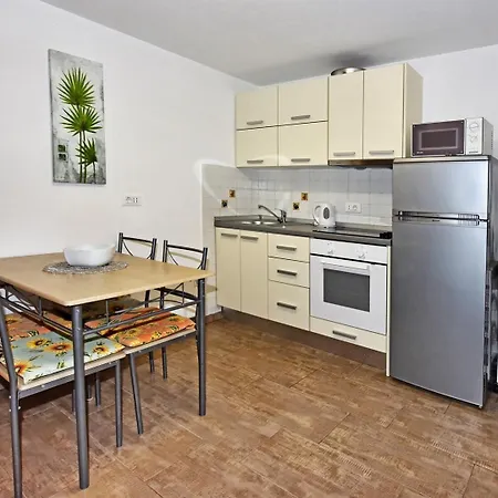 House Tomic For Max 22 Persons Maj