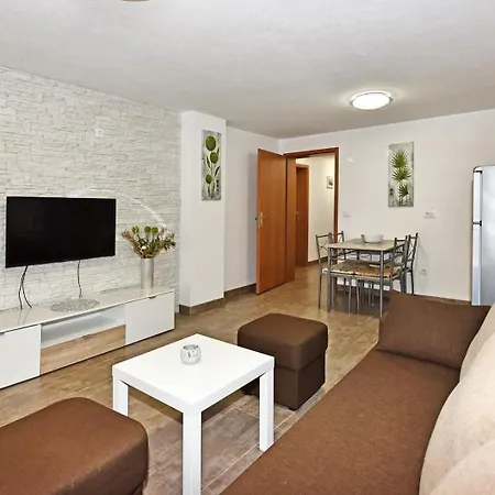 House Tomic For Max 22 Persons Maj